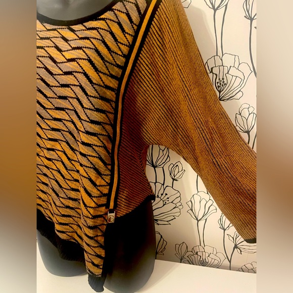 Gaspari. Dino Gaspari Montreal. Hybrid Sweater Cape. Definite Outlander vibes. - Picture 3 of 8